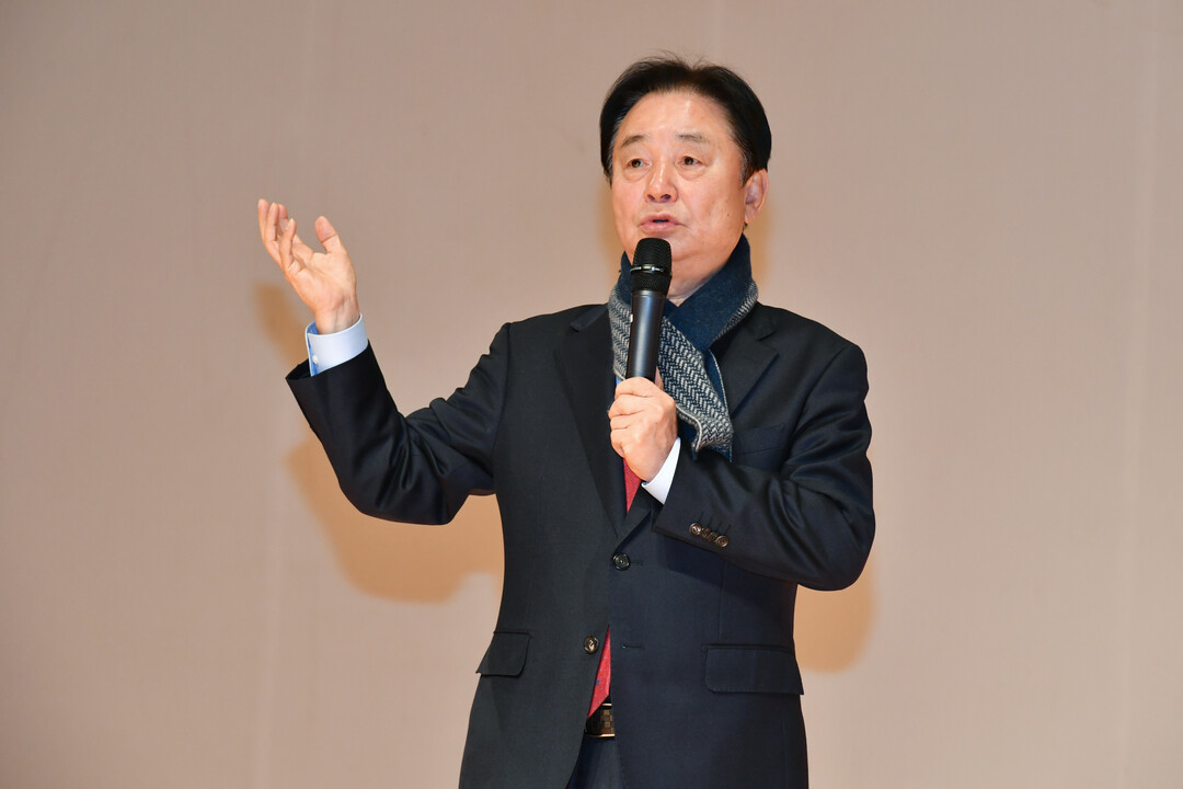 최문순 군수가  2026년 겨울방학 화천군 대학생 아르바이트 추첨에 앞서 인사말을 하고 있다