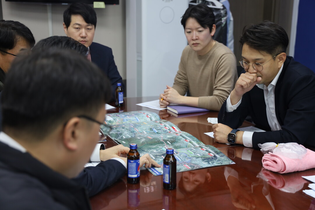 전용기 의원이 국토부와 국가철도공단 관계자들로부터 동탄인덕원선 개통 관련 보고를 받고 있다. 전용기 의원 사무실 제공