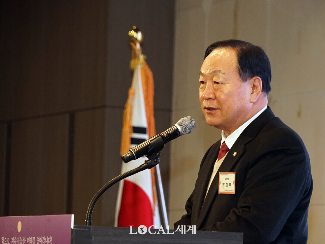 한기호 의원이 축사를 하고 있다