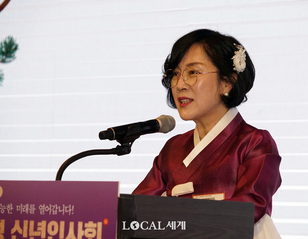 안정희 회장이 신년사를 하고 있다