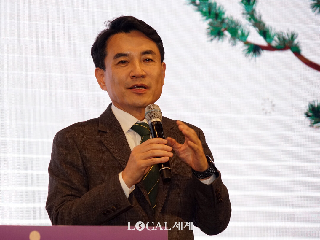 김진태 도지사가 격려사를 하고 있다