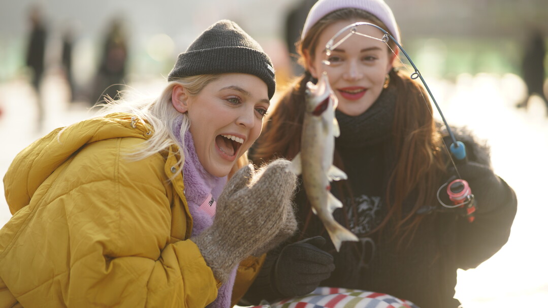 얼음낚시를 즐기는 외국인 관광객