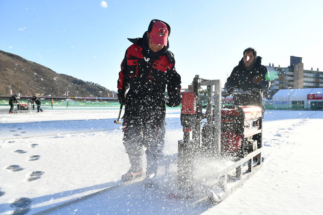  축제가 열리는 화천천 얼음낚시터에서 두터운 빙판 위 천공 작업이 진행되고 있다. 