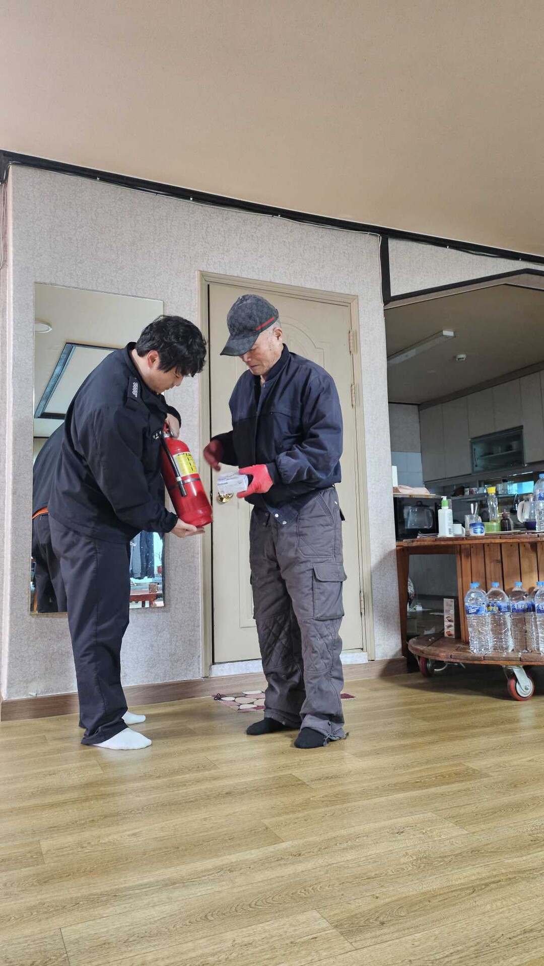 양구소방서가 소규모 숙박업소를 대상으로 화재안전용품을 제공하고 있다