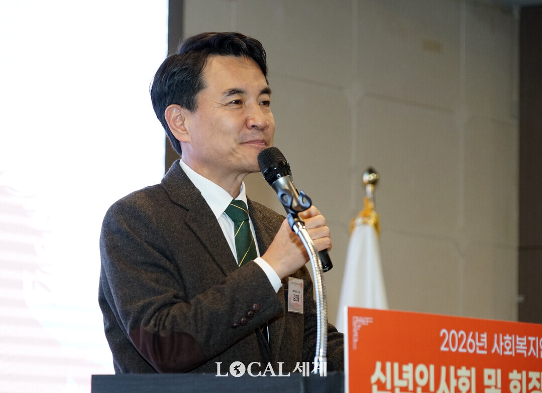 김진태 도지사가 &lsquo;2026년도 사회복지인 신년인사회 및 제14대 회장 취임식&rsquo;에서 축사를 하고 있다.