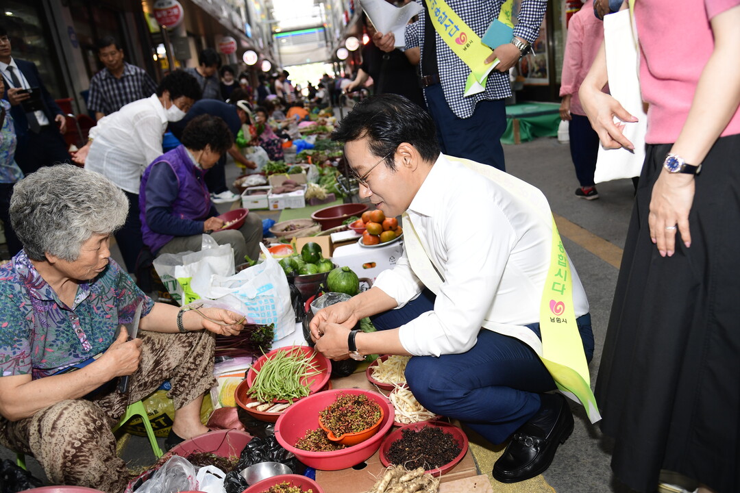 최경식 남원시장이 전통시장 방문해 한 상인과 대화를 나누고 있다. 남원시 제공