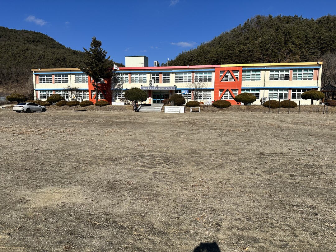 청송중 부동분교장 한 명의 졸업생이 ...