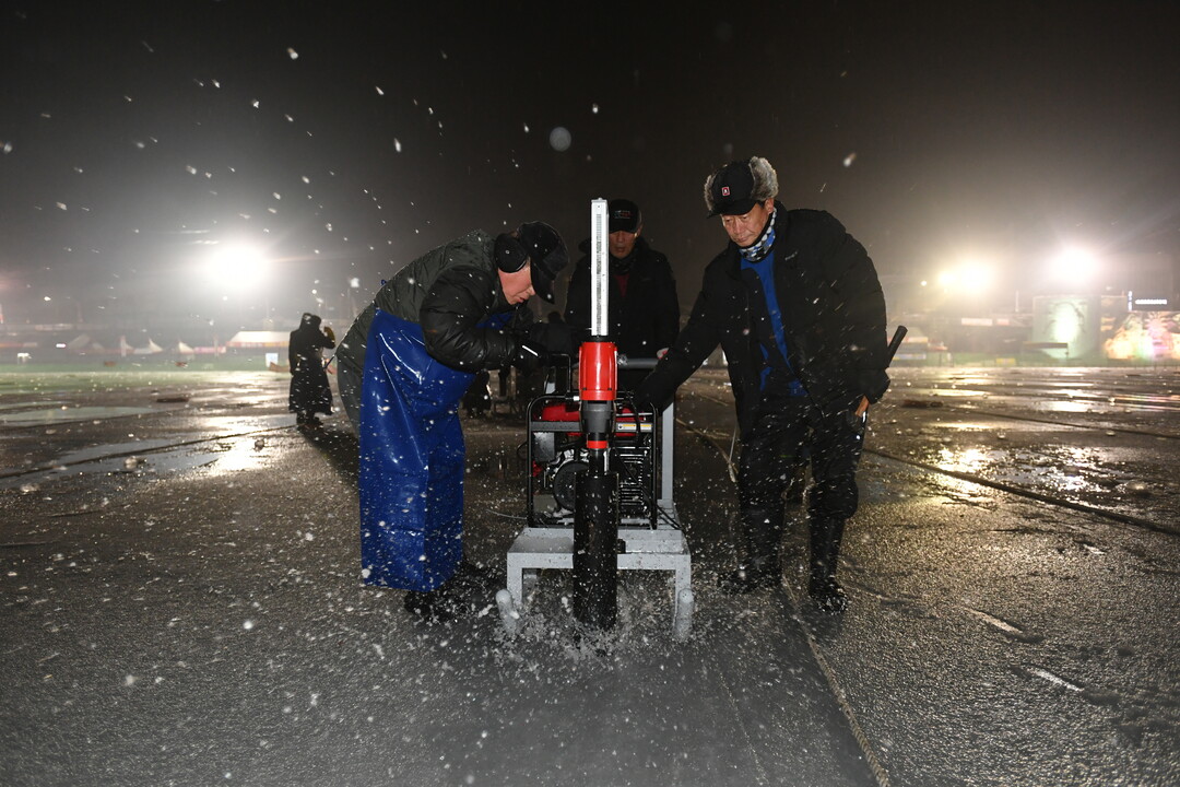 2026화천산천어축제 개막 첫 날, 얼음구멍을 뜷고 있는 축제관계자들