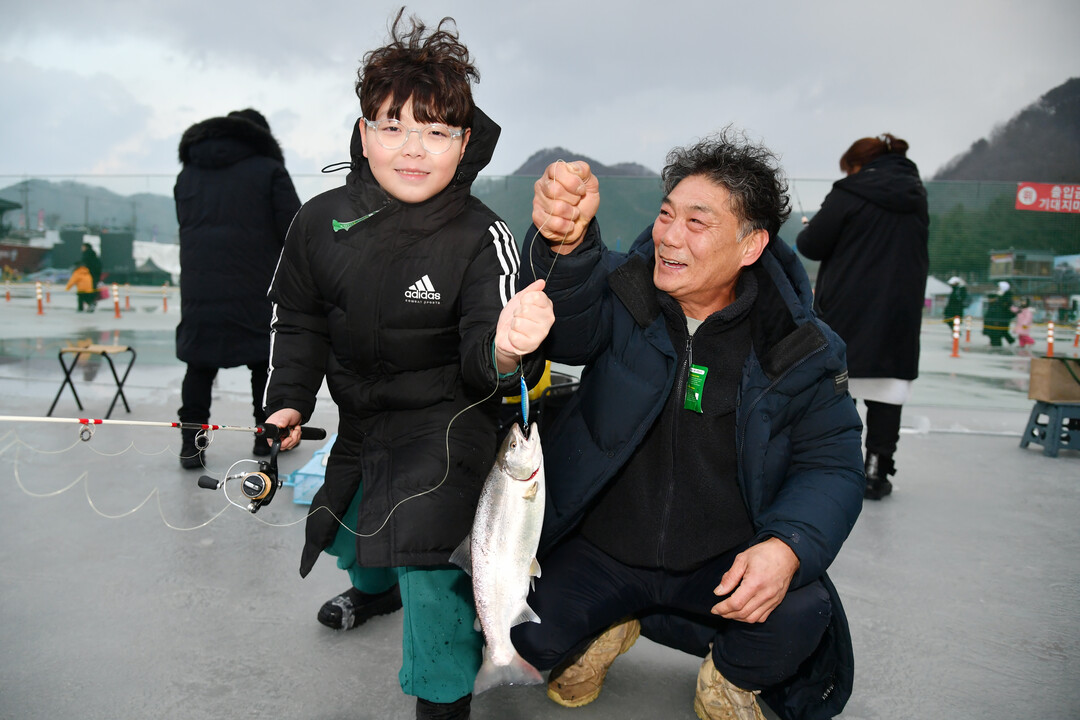 2026 얼음나라 화천산천어축제 개막일인 10일, 이른 오전부터 수많은 관광객들이 산천어 얼음낚시를 즐기고 있다.&nbsp;