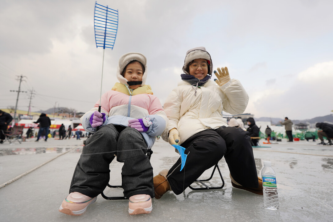 2026 얼음나라 화천산천어축제 개막일인 10일, 이른 오전부터 수많은 관광객들이 산천어 얼음낚시를 즐기고 있다.&nbsp;