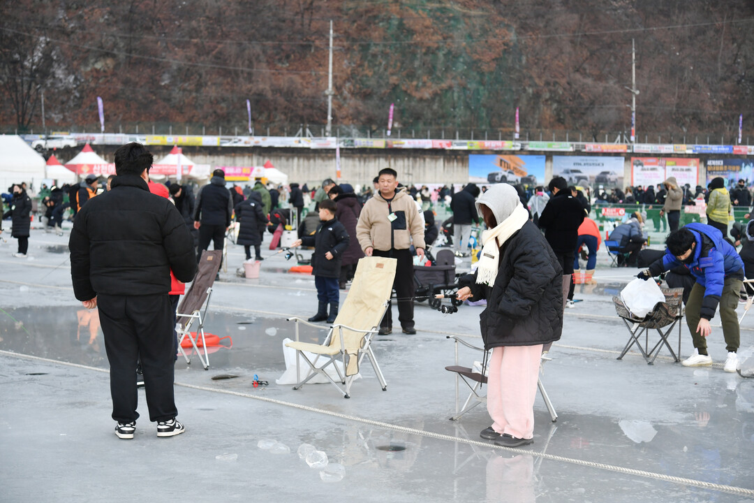 2026 얼음나라 화천산천어축제 개막일인 10일, 이른 오전부터 수많은 관광객들이 산천어 얼음낚시를 즐기고 있다.&nbsp;