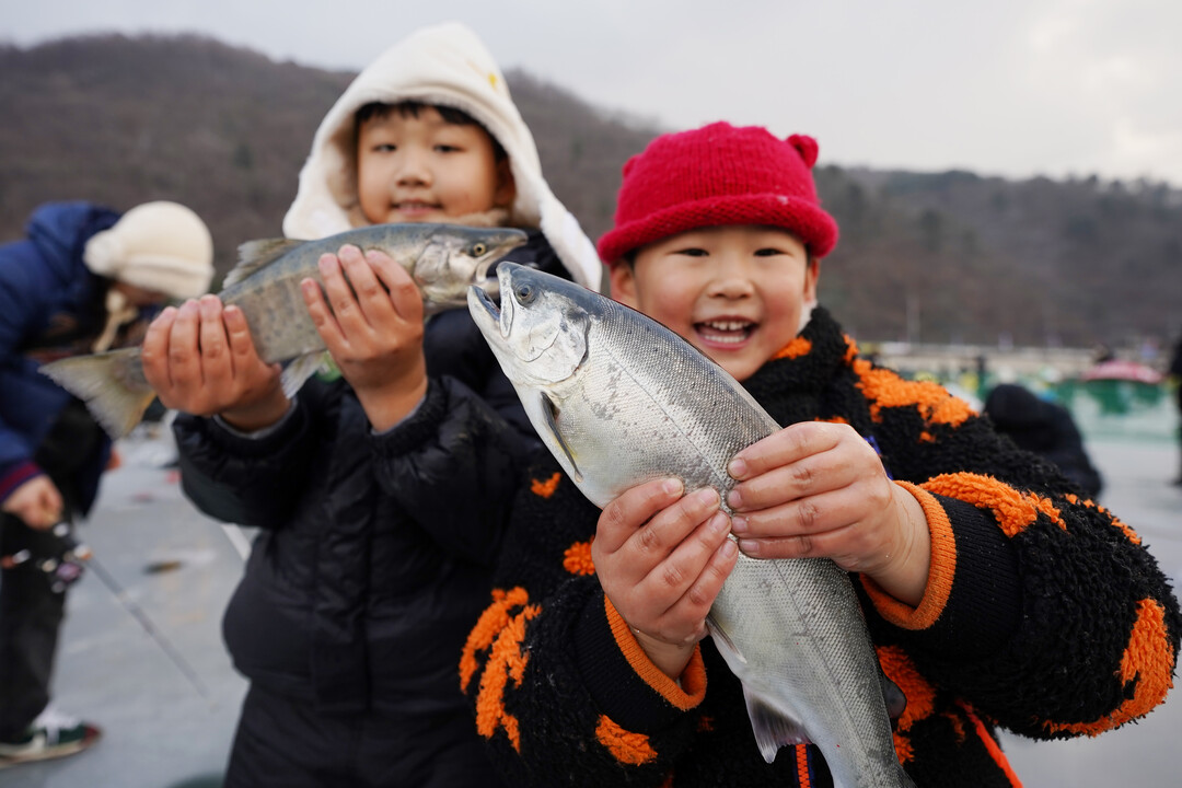 2026 얼음나라 화천산천어축제 개막일인 10일, 이른 오전부터 수많은 관광객들이 산천어 얼음낚시를 즐기고 있다.&nbsp;