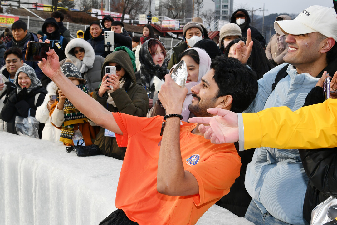  2026 화천산천어축제가 개막한 10일, 축제가 열리는 화천군을 방문한 관광객들이 산천어 맨손잡기 체험을 즐기고 있다. 
