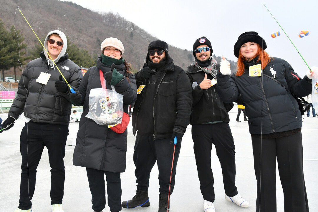  2026 화천산천어축제가 개막한 10일, 축제가 열리는 화천군을 방문한 외국인 관광객들이 얼음낚시터에서 산천어 낚시를 즐겼다. 