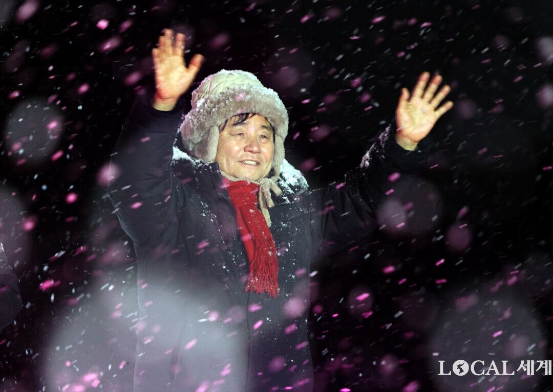 최문순 군수가 축제장을 찾은 관광객들을 환영하고 있다