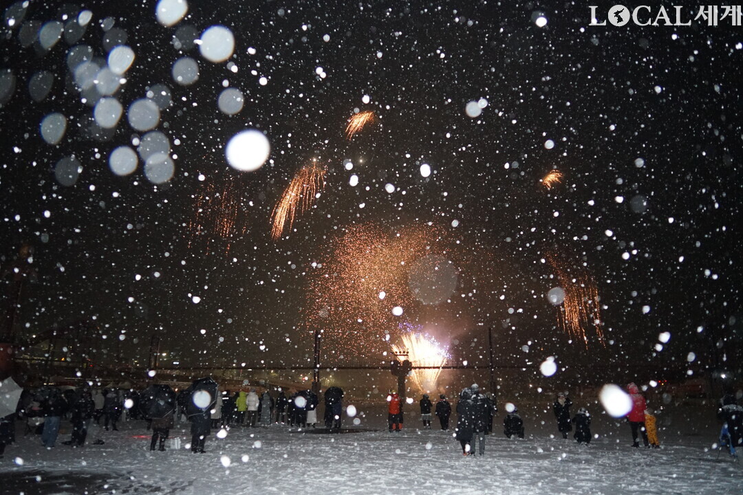 개막식 후 화려한 불꽃이 축제장 밤하늘을 수놓고 있다