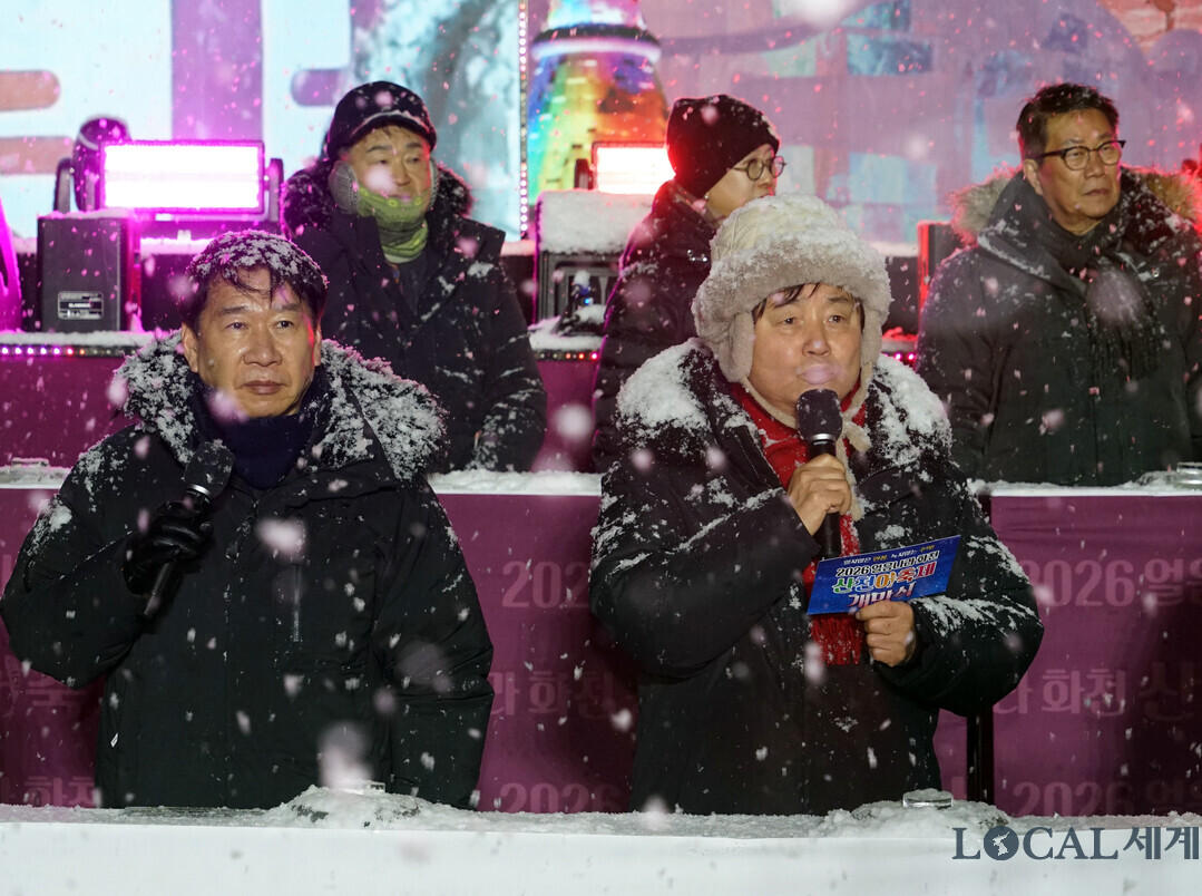최문순 군수와 류희상 군의장이(오른쪽부터) 개막선언을 하고 있다
