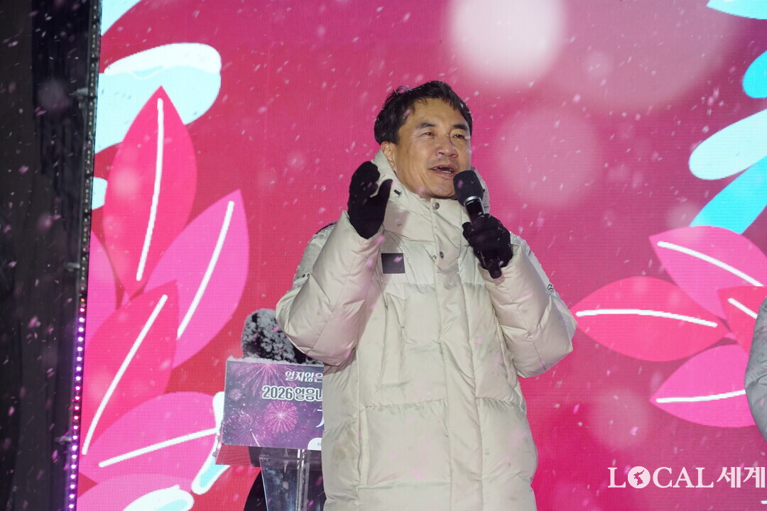 김진태 도지사가 개막식에서 축사하고 있다