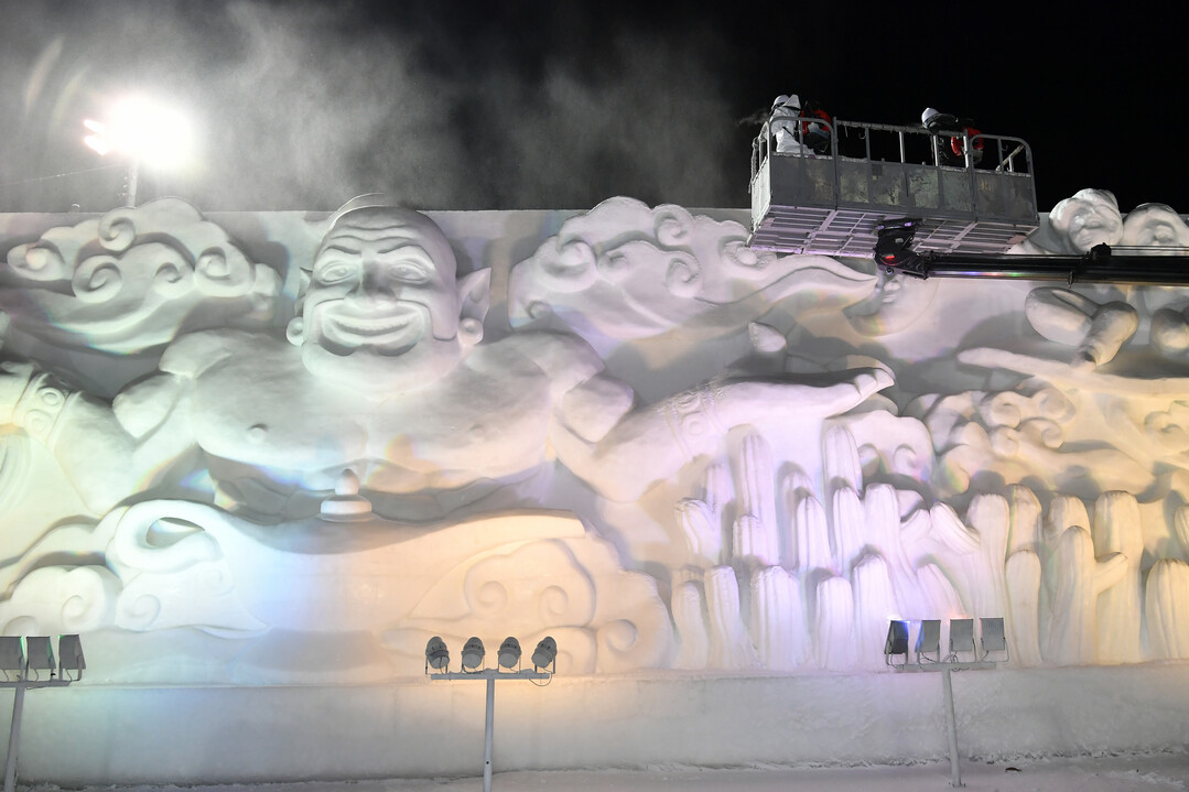 개막 이틀째인 11일 새벽, 화천산천어축제장에서 제설작업이 이뤄지고 있다
