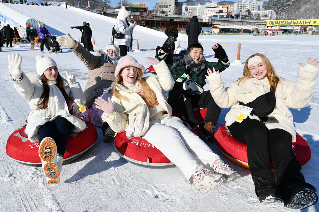 축제장에 마련된 총연장 140m의 눈썰매장에서 국내외 관광객들이 즐거운 시간을 보내고 있다.&nbsp;