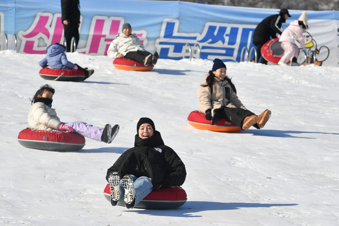 축제장에 마련된 총연장 140m의 눈썰매장에서 국내외 관광객들이 즐거운 시간을 보내고 있다.&nbsp;