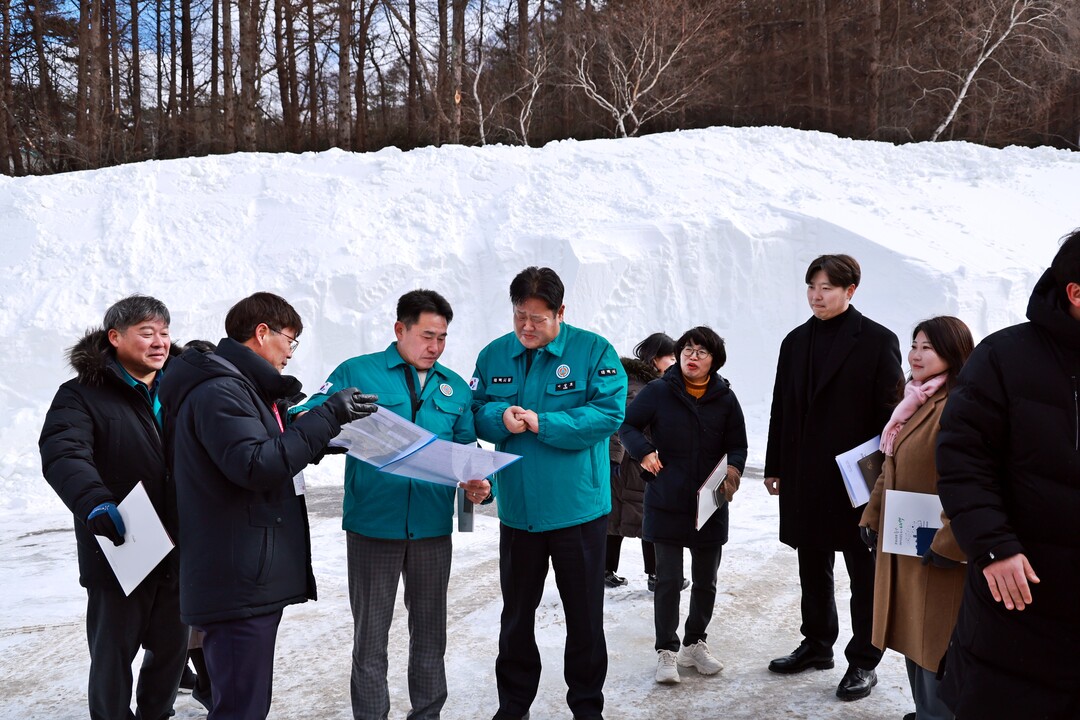 이상호 태백시장이 제33회 태백산 눈축제 현장을 점검하고 있다. 태백시 제공
