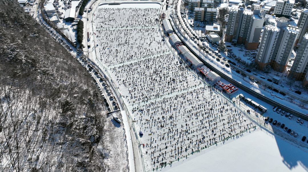 2026 화천산천어축제 개막 이틀째인 11일, 축제장 얼음낚시터가 관광객들로 붐비고 있다