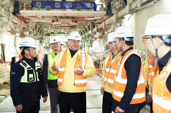 김경일 파주시장이 수도권 제2순환 고속도로 한강하저터널 방문