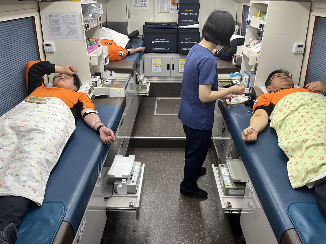 양구소방서에서 진행된 헌혈캠페인에 동참한 권혁범 서장 및 소방대원들.