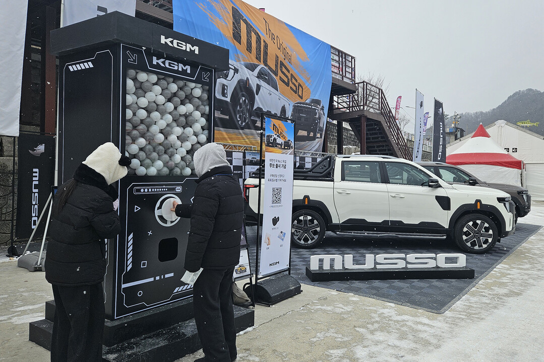 KGM이 &lsquo;2026 화천산천어축제&rsquo;에 공식 후원사로 참가해 화천군과 협약식을 갖고 지역 경제 활성화와 고객 접점 확대에 나섰다. 사진은 KGM 전시 공간을 찾은 방문객이 대형 캡슐 머신 이벤트에 참여하고 있는 모습