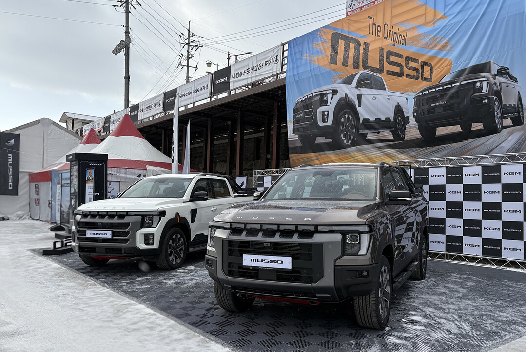 KGM이 &lsquo;2026 화천산천어축제&rsquo;에 공식 후원사로 참가해 화천군과 협약식을 갖고 지역 경제 활성화와 고객 접점 확대에 나섰다. 사진은 KGM 전시 공간에 마련된 &lsquo;무쏘&rsquo;. KGM 제공