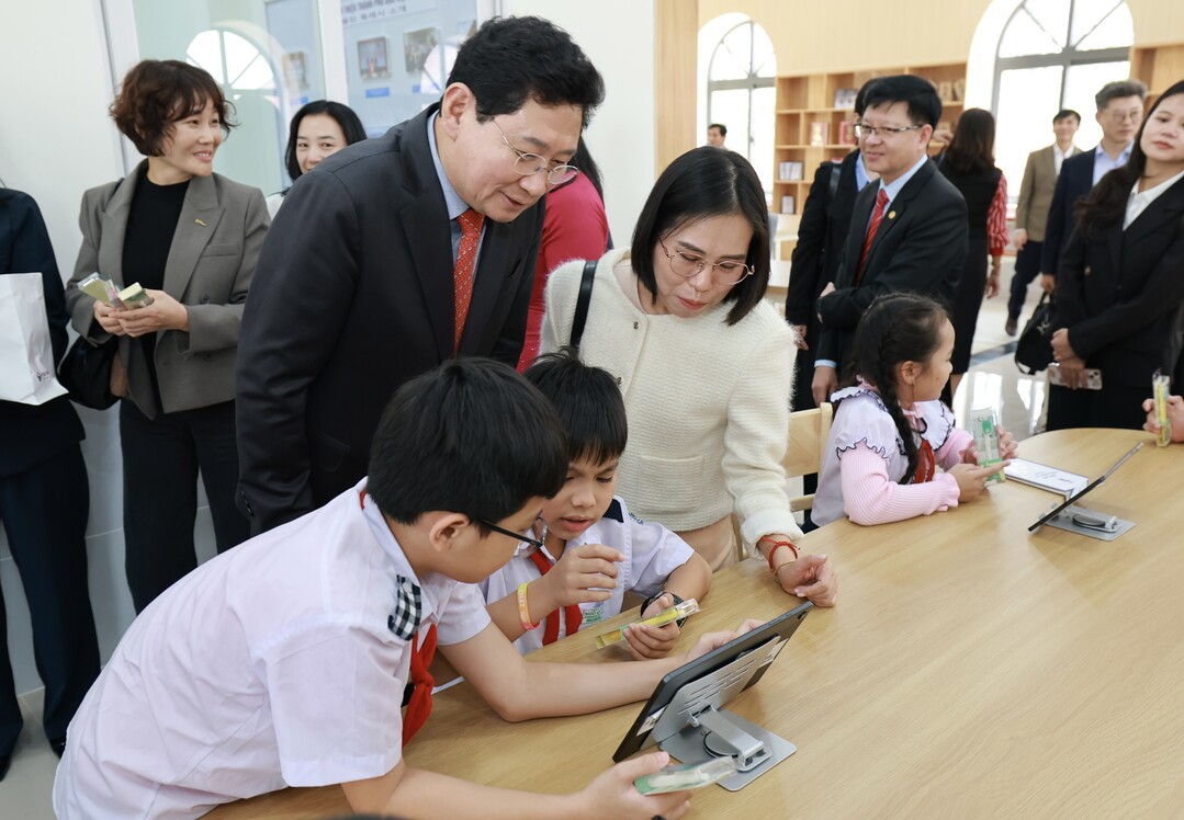 이상일 용인특례시장이 13일(베트남 시각) &lsquo;다낭시 광푸구 용인 공공 디지털도서관&rsquo; 준공식 이후 도서관을 돌아보고 있다.