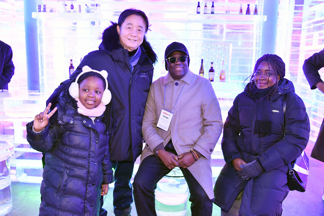 주한 대사관 외교 사절단이 최문순 군수와 함께 실내얼음조각광장을 찾아 빙등 예술작품을 감상하고 있다. 