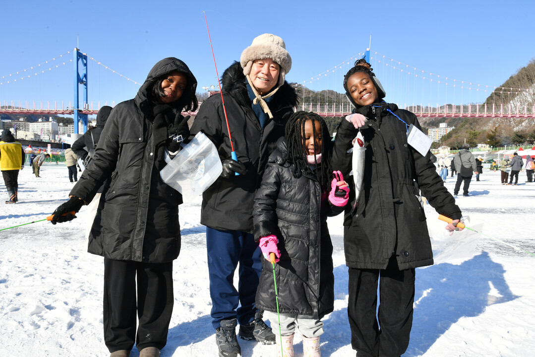 주한 대사관 외교 사절단이 최문순 군수와 함께 얼음낚시를 즐기고 있다 