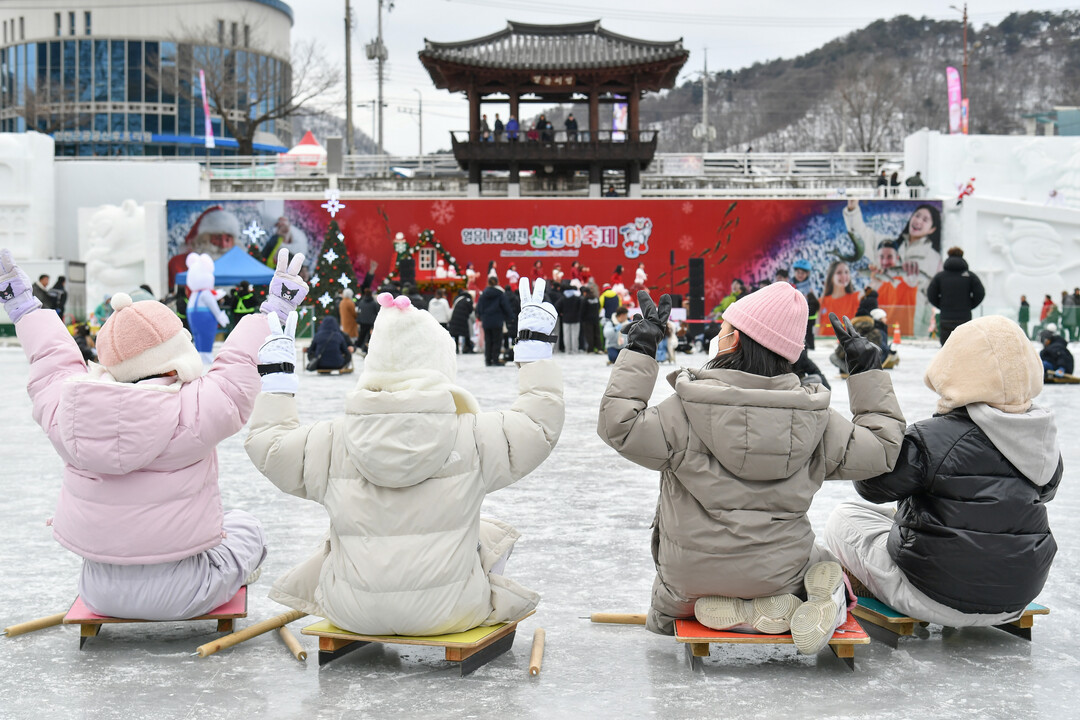 산천어축제장을 찾은 천사들이 축제를 즐기고 있다