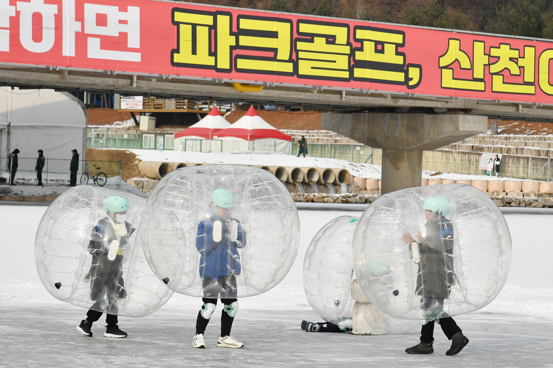 버블수트 체험하는 관광객들