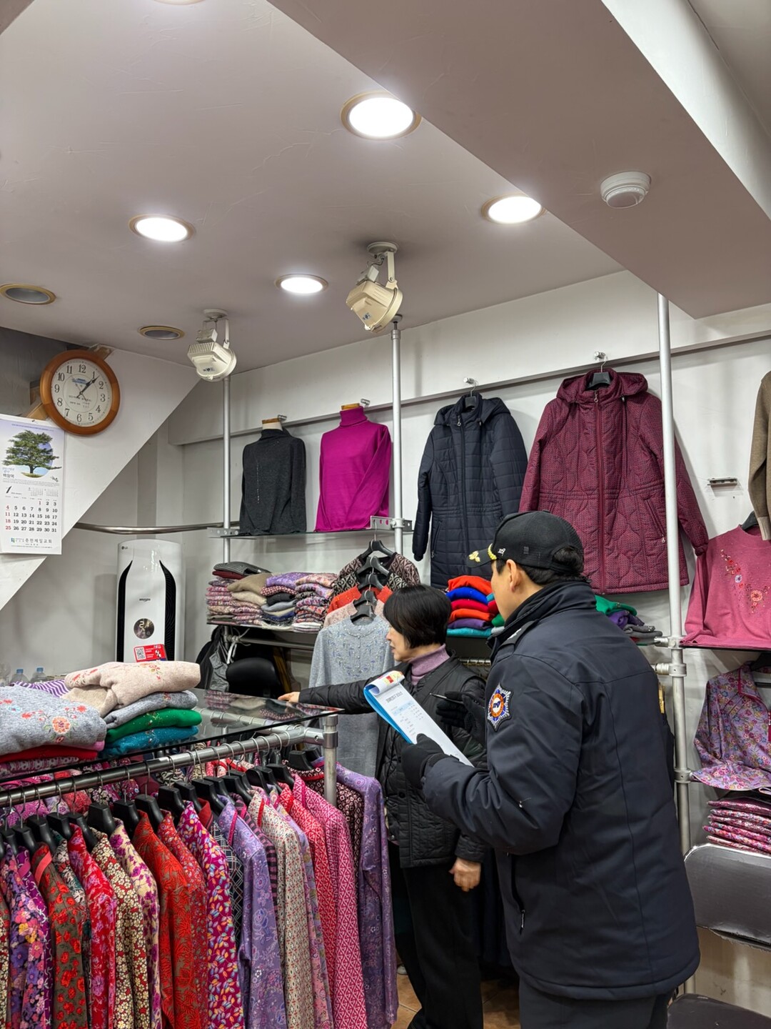 춘천소방서 직원들이 겨울철 전통시장 안전점검에 나섰다