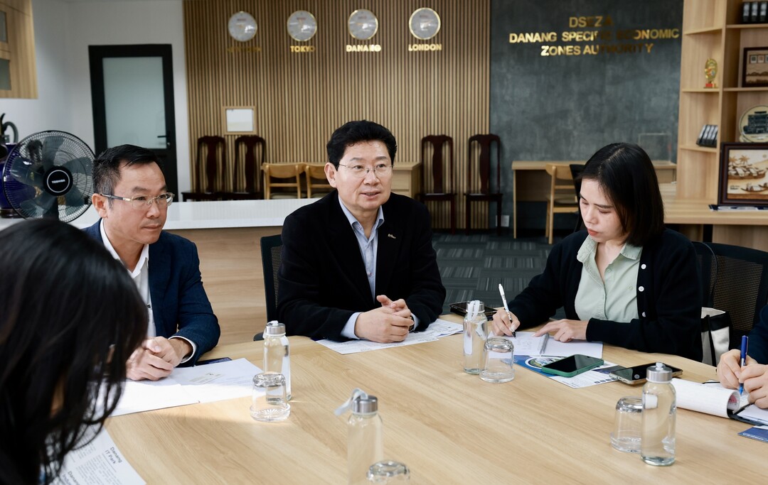 이상일 용인특례시장(가운데)은 15일(현지시각) 다낭 하이테크파크 산업단지를 방문해 응우옌 꽁 띠엔 다낭 하이테크파크 관리위원회 부위원장(왼쪽)을 만났다. 용인시 제공