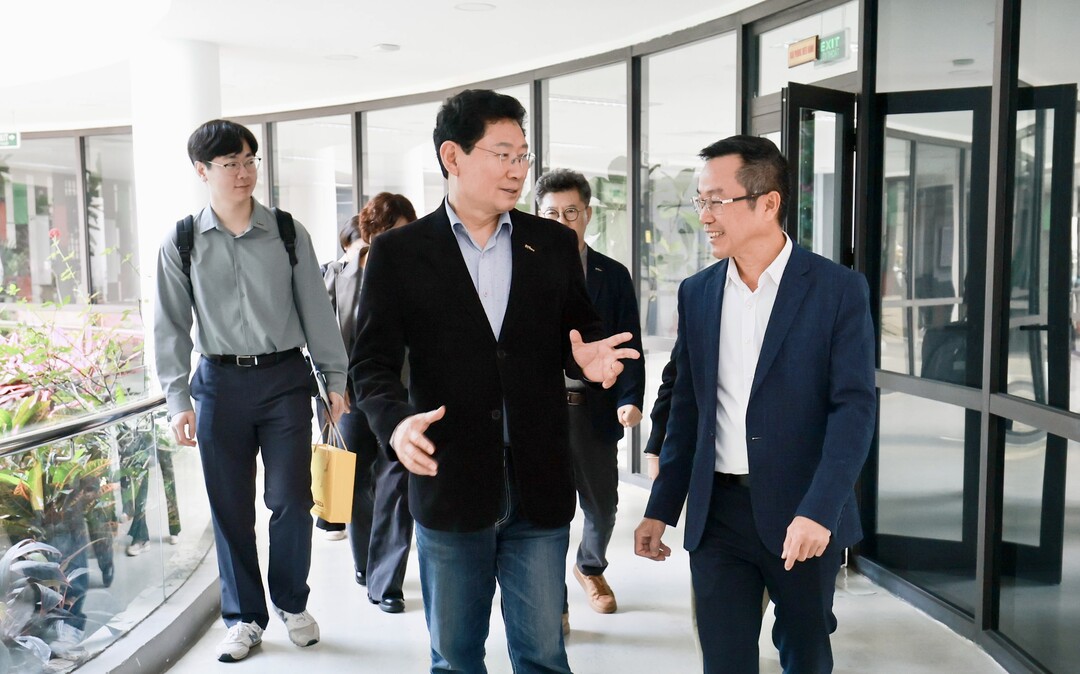 이상일 용인특례시장(가운데)은 15일(현지시각) 다낭 하이테크파크 산업단지를 방문해 응우옌 꽁 띠엔 다낭 하이테크파크 관리위원회 부위원장(오른쪽)과 산단을 둘러봤다.