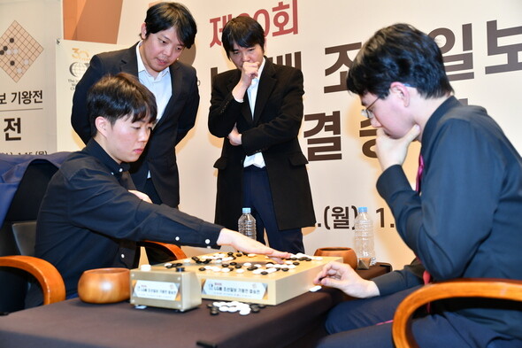 LG배 결승 최종국 복기 장면. 전직 프로기사 이세돌 씨와 국가대표 홍민표 감독도 복기에 참여했다. 한국기원 제공