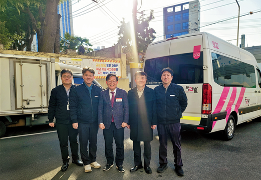 박종철 의원은 두리발 사무실을 직접 찾아 와상장애인 겸용으로 개조된 특별교통수단을 현장에서 직접 확인 모습. 부산시의회 제공