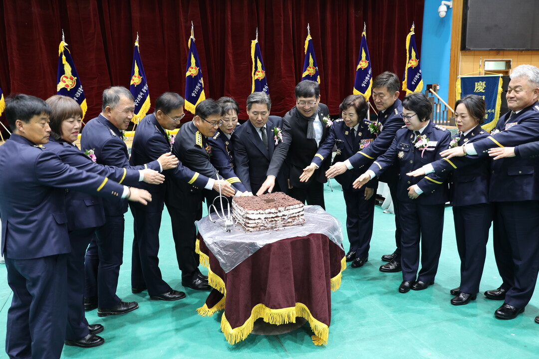 16일 양구소방서 주관 &lsquo;2026년 의용소방대장 이&middot;취임식&rsquo;에 참석한 내빈들이 축하 떡 케이크를 자르고 있다
