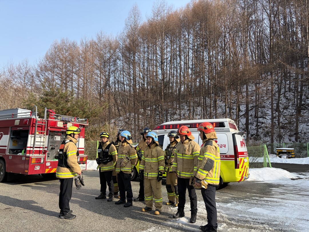 양구소방서 소방대원들이 무각본으로 요양시설 화재대응 대피훈련을 하고 있다