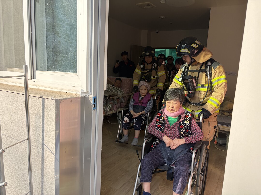 양구소방서 소방대원들이 무각본으로 요양시설 화재대응 대피훈련을 하고 있다