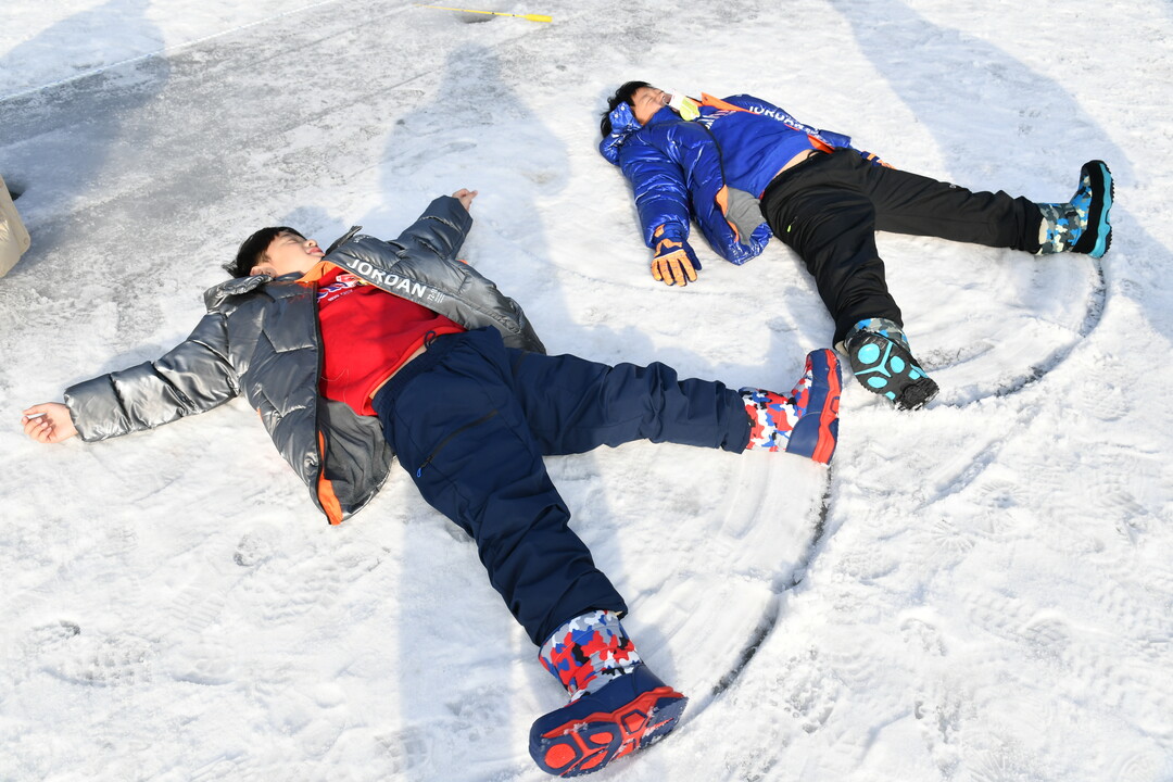 16일, 2026 화천산천어축제장을 찾은 외국인 관광객들이 얼음낚시를 비롯한 축제 프로그램에 참여해 즐거운 시간을 보내고 있다. 