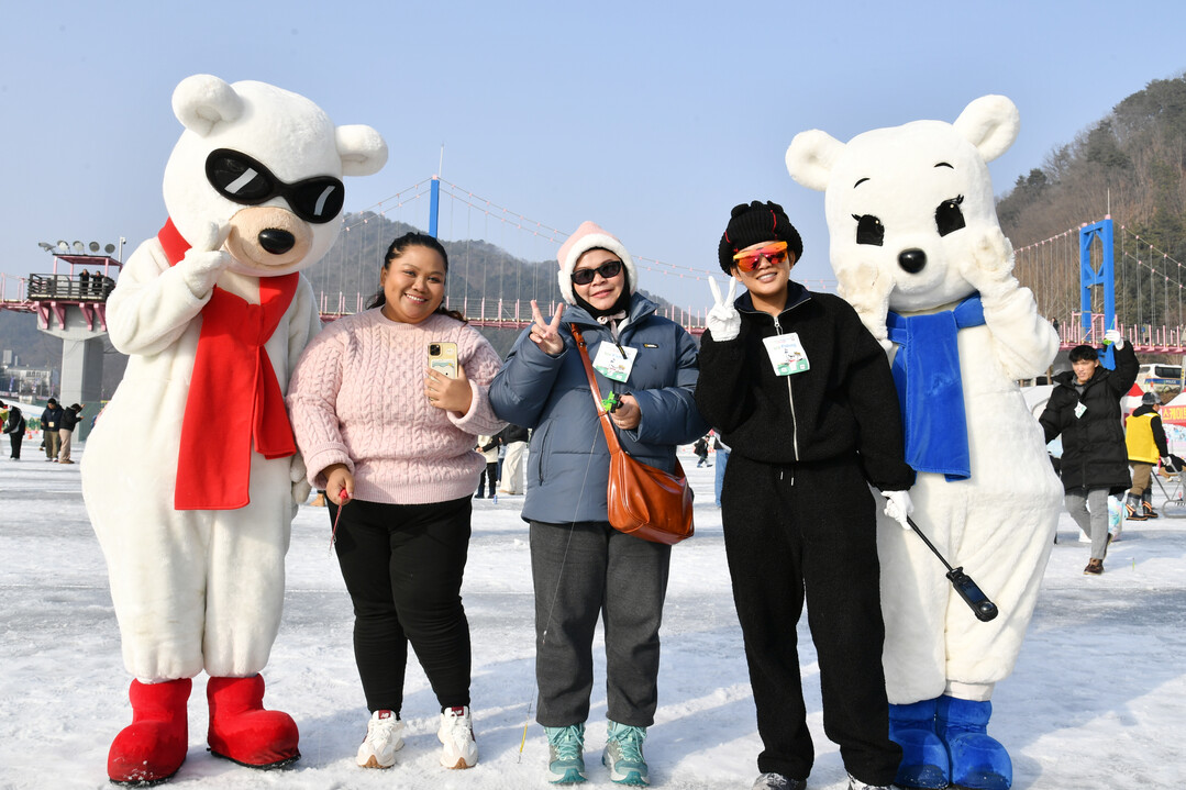 16일, 2026 화천산천어축제장을 찾은 외국인 관광객들이 얼음낚시를 비롯한 축제 프로그램에 참여해 즐거운 시간을 보내고 있다. 