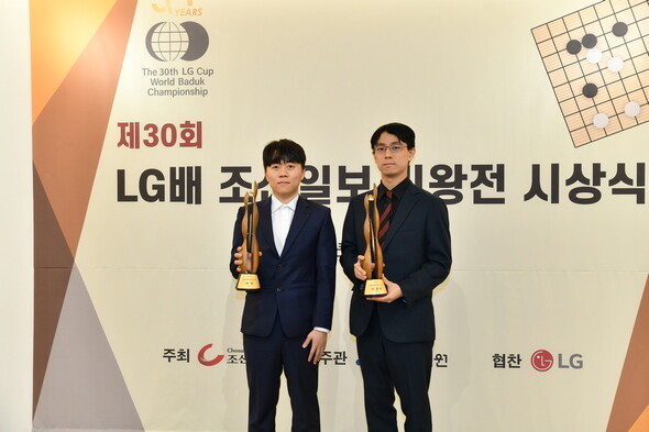 우승자 신민준 9단(왼쪽)과 준우승자 이치리키 료 9단의 기념촬영