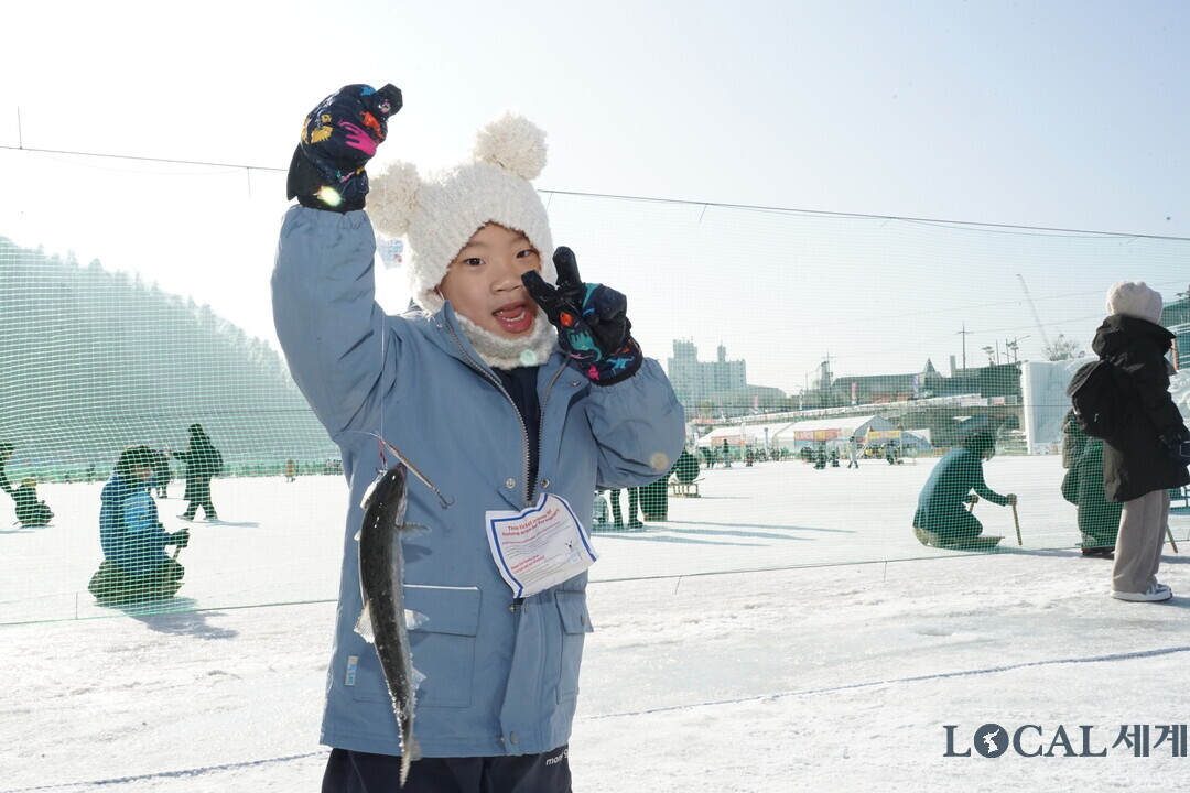 2026 화천산천어축제 개막 후 두 번째 주말인 17일 오후, 축제장을 찾은 외국인 관광객들이 산천어 얼음낚시를 즐기고 있다.&nbsp;