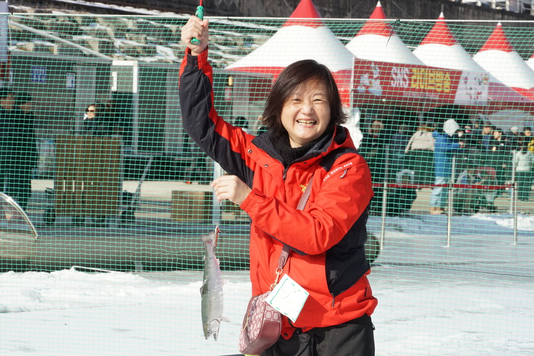 2026 화천산천어축제 개막 후 두 번째 주말인 17일 오후, 축제장을 찾은 가족 단위 관광객들이 썰매를 즐기고 있다.&nbsp;