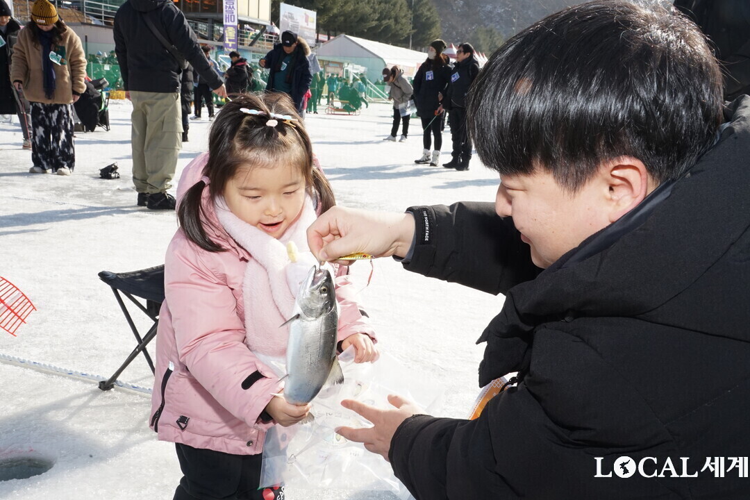 2026 화천산천어축제 개막 후 두 번째 주말인 17일 오후, 축제장을 찾은 가족 단위 관광객들이 썰매를 즐기고 있다.&nbsp;